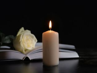 Kynttilä, kirja ja ruusu